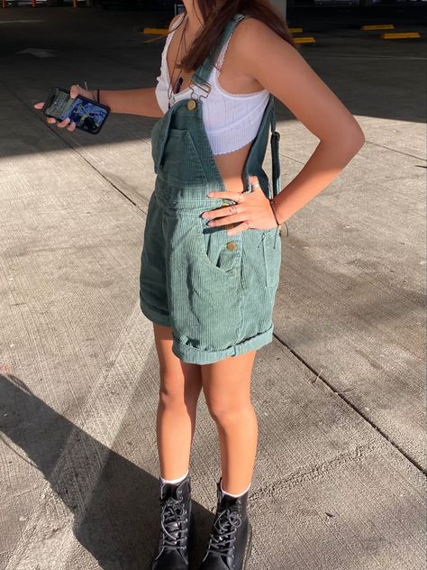 Overall Shorts Outfit Alternative, Camp Concert Outfit, Cute Valentines Day Outfits Casual, Noah Kahan Tour Outfit, Green Short Overalls Outfit, Green Overall Shorts Outfit, 502s Concert Outfit, Noah Kahan Concert Outfit Fall, Nosh Kahan Concert Outfits