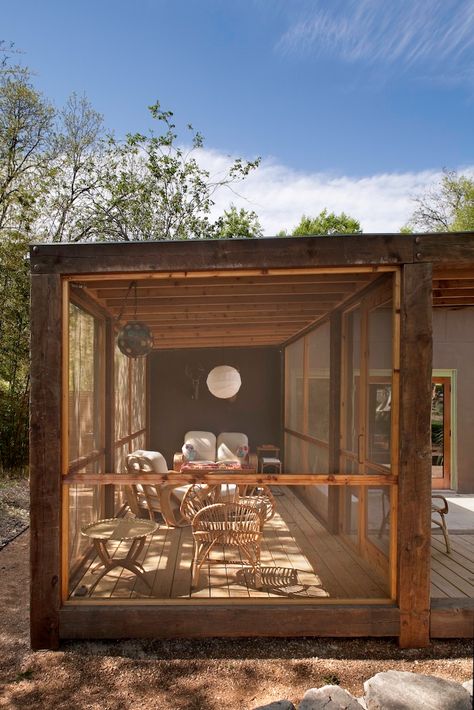 Architect Visit: Screened Porch by Poteet Architects in San Antonio, Texas - Gardenista Screened Pavilion, Screened Porch Designs, Screened In Deck, Sleeping Porch, Building A Porch, Screen House, Rustic Porch, Screened In Patio, House With Porch