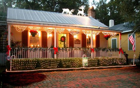 50+ Best Christmas Porch Decoration Ideas for 2021 Christmas Decorations For Porch, Porch Bunting, Porch Decoration Ideas, Southern Porch, Christmas Lights Inside, Front Porch Railings, Christmas Lights Outside, Southern Porches, Outside Christmas Decorations