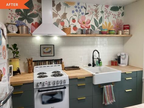 Wallpaper In Small Kitchen, Kitchen Floral Wallpaper, Funky Wallpaper Kitchen, Floral Kitchen Wallpaper, Small Kitchen Wallpaper Ideas, Small Kitchen Wallpaper, Kitchen With Wallpaper, Blackstone Kitchen, Single Girl Apartment