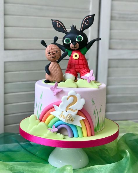 Bella's Bakery on Instagram: “🌈 SOFIA 💚 2 #bellasbakery #cakedesign #cakedesignmonza #cakedesignmilano #cakedecorating #sugarart #isabellavergani #sugarartist #cakeart…” Dort Bing, Sofia The First Cake Design, Bing Cake, Flamingo Birthday Cake, Bing Bunny, Toddler Birthday Cakes, Birthday Party Snacks, Cake Boards, Flamingo Birthday