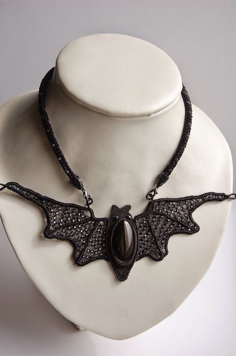 Macrame Bat, Halloween Macrame, Halloween Beaded Jewelry, Collar Hippie, Micro Macrame Jewelry, Bat Jewelry, Bat Necklace, Crochet Necklace Pattern, Macrame Necklaces