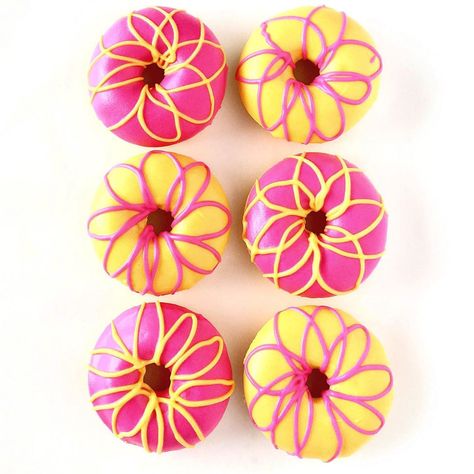 Spring Donut Decorating, Spring Donut Ideas, Decorated Donuts Ideas, Donut Designs Ideas, Donat Tower, Donat Aesthetic, Doughnut Decorations, Donut Flower, Donat Glaze