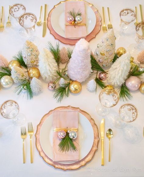 christmas Pink Thanksgiving Table, Modern Pink Christmas, Pink Christmas Table Setting, Pink Table Decor, Pink Christmas Table, Pink And Gold Christmas, Pink Table Decorations, Pink Thanksgiving, Table Rose