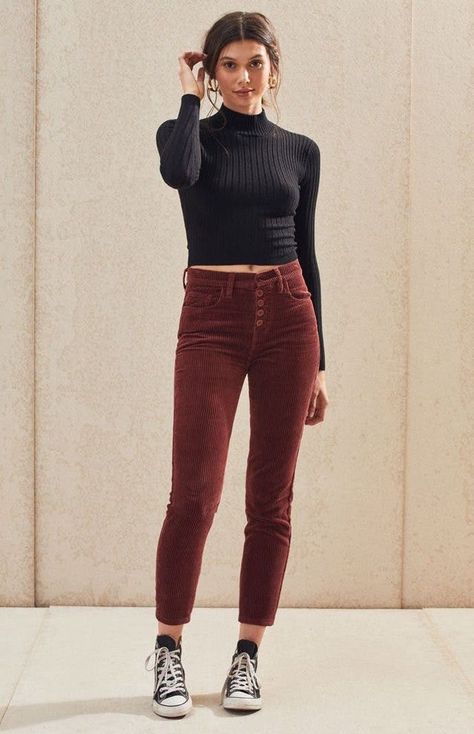 Outfit Pantalon Vino, Collage Outfit, Brick Dust, Corduroy Pants Outfit, Converse Fashion, Thrift Store Outfits, Colour Fashion, Burgundy Pants, Outfit Chic