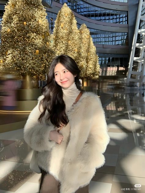 Fur Sweater Outfit, Hongkong Ootd, Sweater Outfits Korean, Chinese Outfits, Travel Ootd, Fotos Ideas, Korean Outfit Street Styles, Faux Fur Sweater, Outfit Korean