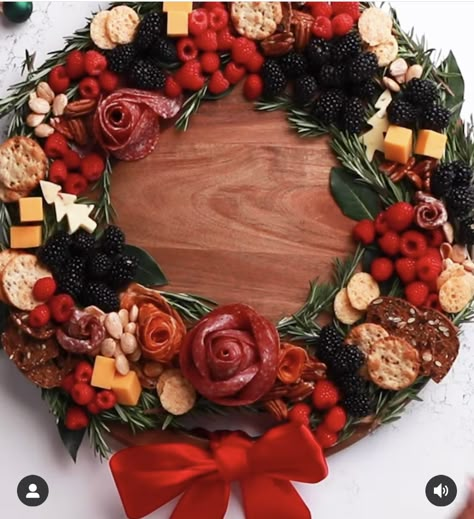 Christmas Appetizer Wreath, Christmas Food Spread Table, Charcuterie Presentation Ideas, Charcuterie Board With Bread, Xmas Charcuterie Board, Christmas Grazing Board, Christmas In Usa, Berry Board, Quick And Easy Breakfast Ideas