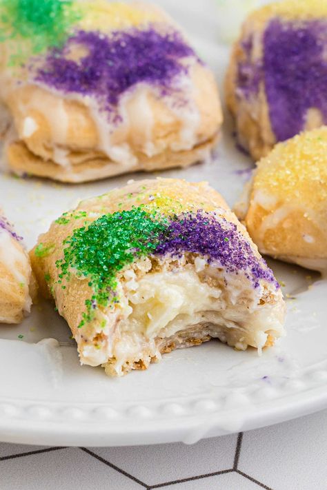 King Cake Bites, New Orleans King Cake, Mardi Gras Cake, King Cakes, King Cake Recipe, Mardi Gras King Cake, Mardi Gras Food, Cake Bites, Mardi Gras Party