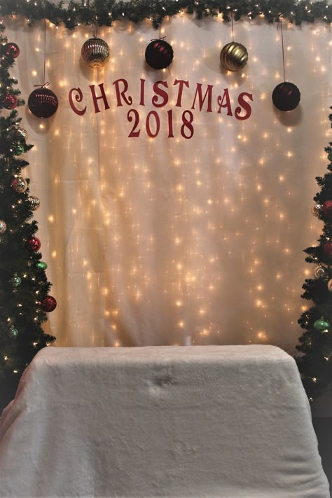 Christmas Backdrop Ideas Diy Photo Booth, Easy Photo Backdrop Christmas, Christmas Photo Area Ideas, Christmas Photo Corner Ideas, Photo Booth Ideas Christmas, Easy Santa Backdrops For Pictures, Easy Diy Christmas Backdrop Photography, Simple Santa Photo Backdrop, Christmas Photoshoot Diy Backdrop Ideas