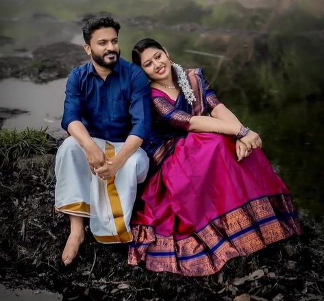 Saree Couple Shoot, Kerala Couples Photoshoot, Saree Pre Wedding Photoshoot, Saree For Pre Wedding Shoot, Kerala Poses, Dhavani Set, Traditional Couple, Pre Wedding Photoshoot Props, Pre Wedding Photoshoot Outfit