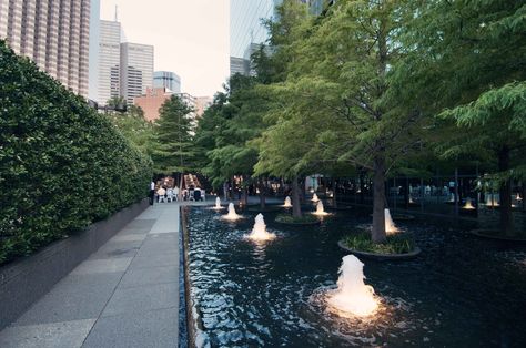 Avanti Fountain Place, Dallas, Texas - Landscape Architect Dan Kiley - One of the must see fountains in Dallas. Park Fountain Design, Fountain Landscape Architecture, Fountain Installation, Central Park Fountain, Fountain Place Dallas, Modern Water Feature, Paving Design, Pool Water Features, Waterfall Fountain