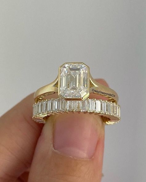 2.50 CT Emerald Cut Bezel Set Split Shank Ring, With Full Eternity Stacking Baguette Diamond Ring, Wedding Bridal Ring Set, 18k Yellow Gold  ✹✹𝐖𝐞𝐥𝐜𝐨𝐦𝐞 𝐭𝐨 𝐂𝐫𝐚𝐳𝐲𝐃𝐢𝐚𝐦𝐨𝐧𝐝𝐬𝐂𝐨✹✹ Detail about stones Moissanite & Simulated Stone: ----------------------------- Stone Shape: Emerald Cut Stone Size: 9x7 mm Weight: 2.50 CT Color: Colorless Cut: Excellent Clarity: VVS ★ 𝑰𝒕𝒆𝒎 𝑫𝒆𝒕𝒂𝒊𝒍𝒔:- ☛ Metal Purity: Solid Gold (10KT, 14KT, 18KT); Silver(925 Sterling, 935 Argentium), 950 Pla Sinple Emerald Engagement Ring, Beveled Emerald Cut Engagement Ring, Elegant Classy Wedding Rings, Baggett Diamond Rings, Bevel Ring Engagement, Antique Emerald Cut Engagement Rings, Think Band Engagement Rings, Triple Emerald Engagement Ring, Emerald Cut Cathedral Setting