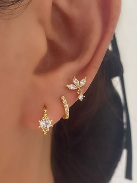 earing Minimalist Ear Piercings, Lobe Earrings, Creative Earrings, Small Earrings Gold, Hand Jewelry Rings, Pretty Ear Piercings, Geeky Girls, Pretty Jewelry Necklaces, Lobe Piercing