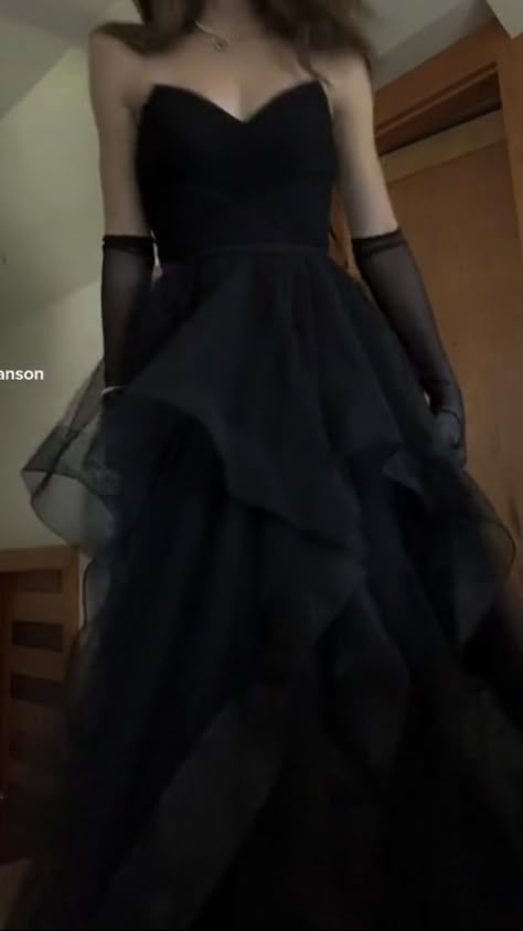 Female Exorcist Character Design, Aesthetic Prom Dress Black, Black Aesthetic Prom Dress, Fairytale Prom Dresses, Red Carpet Dress Ideas, Black Fairytale Dress, Ball Dresses Aesthetic, Black Prom Dress Aesthetic, Ball Dress Aesthetic