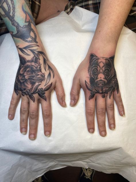 Fox and badger hand tattoo. Girls with tattoos. British wildlife. British Wildlife Tattoo, Wildlife Tattoo, Girls With Tattoos, Tattoo Girls, British Wildlife, Hand Tattoo, Hand Henna, Badger, Girl Tattoos