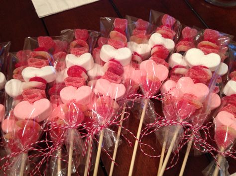 Candy kabobs I made for Valentine's Day. Candy Kabobs Valentines, Valentines Grams, Valentine Candy Grams, School Party Snacks, Candy Kabobs, Candy Grams, Valentine Baskets, Valentine Desserts, Sweet Cones