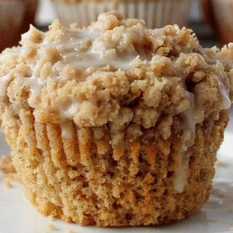 Easy Coffee Cake Muffins With Crumble Topping Cinnamon Coffee Cake Muffins, Coffee Cake Muffin Recipes, Cinnamon Swirl Coffee Cake, Best Muffin Recipe, Classic Coffee Cake, Pudding Chia, Coffee Cake Muffins, Cinnamon Coffee Cake, Banana Nut Muffins