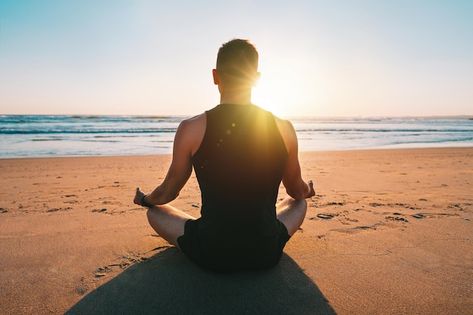 Hombre practicando yoga y medita en la p... | Premium Photo #Freepik #photo #calma #hombre-meditando #meditar #meditacion Running Images, Low Mood, Wellness Trends, Men's Health, Mind Body And Soul, Wellness Routine, Body Composition, Men’s Health, Health Risks