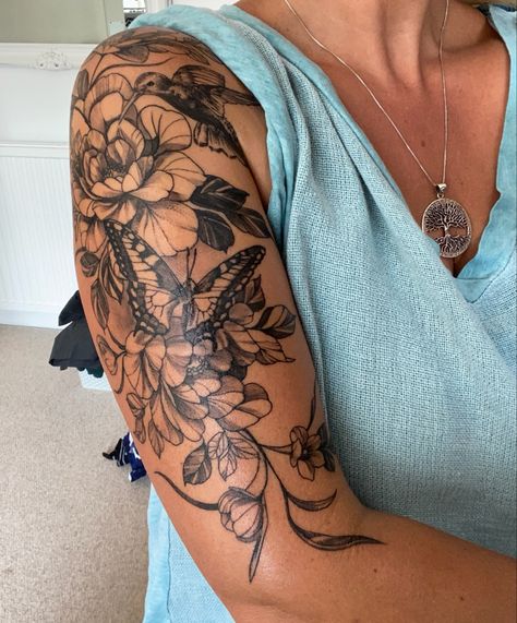 Top Sleeves Design Tattoo, Flower Tattoos Half Sleeve Lower Arm, Women Floral Sleeve Tattoo, Tattoo Sleeve Upper Arm, Unique Upper Arm Tattoos, Floral Tattoo Design Shoulder, Women Upper Arm Tattoo, Women’s Half Sleeve Tattoo Ideas, Upper Arm Sleeve Tattoo Women