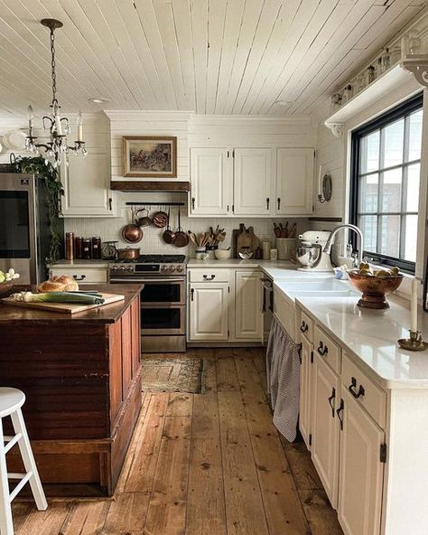 Oak Kitchen Cabinets, White Shiplap, Kitchen Ceiling, Oak Kitchen, Kitchen Farmhouse, Cottage Kitchen, My New Room, Rustic Kitchen, Dream Home Design