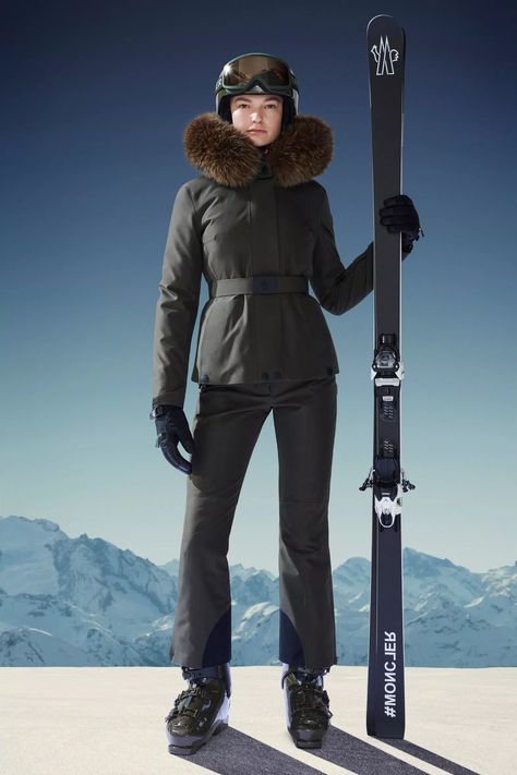 Moncler Ski Outfit, Moncler Jacket Women Outfit, Ski Jackets For Women, Moncler Ski, Skiing Style, Ski Outfit For Women, Moncler Jacket Women, Skiwear Women, Jacket Outfit Women