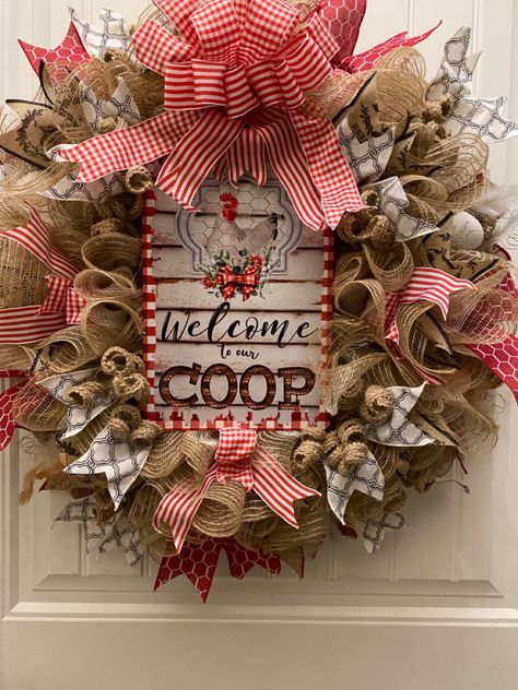 Chicken Deco Mesh Wreath, Chicken Wire Wreath Diy, Chicken Wreaths, Wire Wreaths, Chicken Wreath, Themed Wreaths, Diy Deco Mesh Wreath, Farmhouse Wreaths, Chicken Feathers