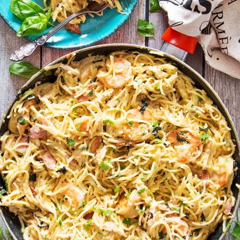 This Chicken and Shrimp Carbonara is an example of a perfect pasta dish. Creamy, rich, comforting, and super delicious, it is guaranteed to become a hit in your house! | yummyaddiction.com Chicken And Shrimp Carbonara, Chicken Florentine Soup, Shrimp Carbonara, Shrimp And Sausage Pasta, Chicken Carbonara Recipe, Chicken Recipes For Two, Cranberry Chicken Salad, Chicken Carbonara, Dinner Pasta