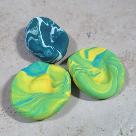 For the love of : Easy Peasy Polymer Clay Worry Stone Tutorial Homemade Fidget Toys, Calm Down Kit, Sensory Art, Thumb Prints, How To Make Clay, Art Therapy Activities, Holiday Crafts For Kids, Stones Diy, Calming Stones