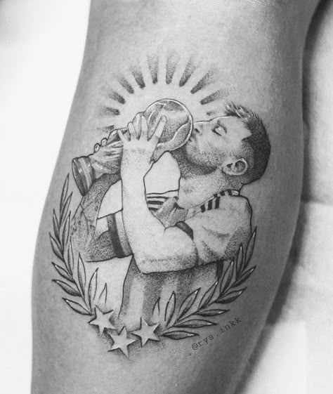 Messi World Cup Tattoo Design, Messi Tattoo World Cup, Leo Messi Tattoo, Lionel Messi Tattoo Ideas, Messi Tattoo Ideas, Barca Tattoo, Soccer Team Pictures, Messi Tattoo, Soccer Tattoos