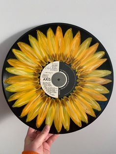 cool crafts Sunflower Record Painting, Vinyls Painting Ideas, Painted Vynil Records Aesthetic, Painted 45 Vinyl Records, Painted Record Ideas, Painting Records Vinyl, Painting Records Ideas, Paintings On Records, Painted Records Vinyl Easy