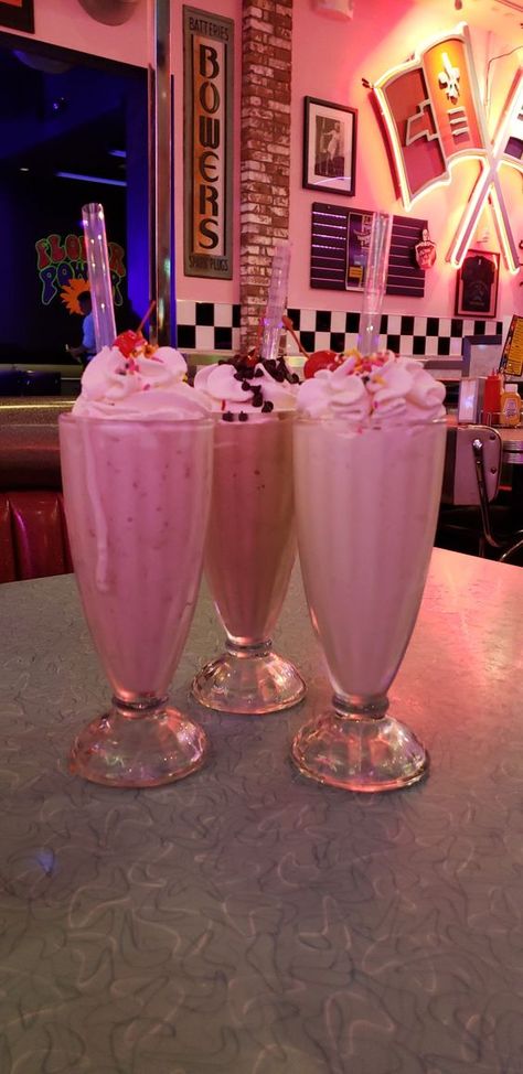 50s Milkshake, Playlist Titles, 1950 Diner, Milkshake Aesthetic, Food Wallpapers, Diner Aesthetic, 50s Aesthetic, Wallpaper Food, 50s Diner