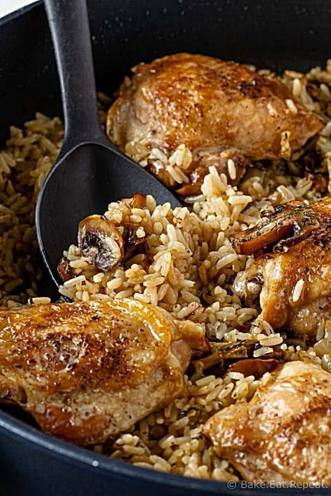 This one pot mushroom chicken and rice recipe is an easy one pot meal - flavourful chicken and mushrooms with rice, all cooked in the same pot! #mushroom #chicken #rice #onepot #onepan #glutenfree Chicken And Mushrooms, Chicken And Rice Recipe, Chicken Rice Recipes, One Pot Meal, Easy One Pot Meals, God Mat, Chicken And Rice, Mushroom Chicken, Chicken Dishes Recipes