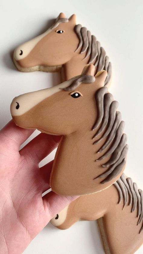 Horse Cookies Decorated Easy, Horse Head Royal Icing Cookies, Horse Shaped Cookies, Horse Royal Icing Cookies, Horse Party Cupcakes, Horse Head Cookies Decorated, Horse Cookies For Horses, Bull Cookies Decorated, Horse Theme Cookies