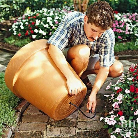 positioning the pump in the bottom of the pot Patio Water Fountain, Homemade Water Fountains, Diy Water Feature, Diy Water Fountain, Garden Water Fountains, Small Water Features, Garden Water Feature, Diy Garden Fountains, Fountains Backyard