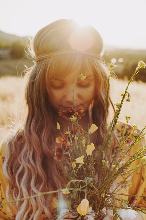 Hippie Senior Pictures, Hippie Photoshoot, Hippie Photography, Flower Child Aesthetic, Boho Photos, Hippy Aesthetic, 70s Photoshoot, Boho Photoshoot, Hippie Mom