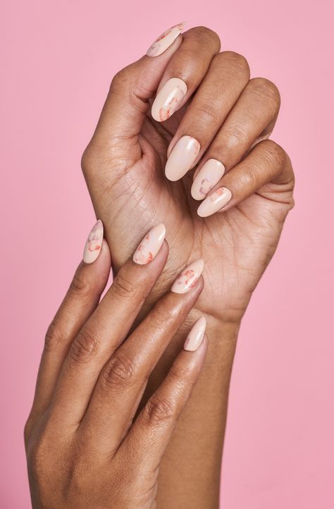 How To Take Manicure Photos, Manicure Pictures Photo Ideas, Photography Of Nails, Nail Designs Photography, One Hand Nail Pose, Nail Design Photography, Nail Poses Photography, Pose For Nails Photo, Pose For Nails