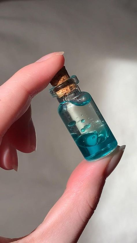 Mini Bottle Gift Ideas, Ocean In A Jar, Small Bottle Art, Bottle Gift Ideas, Prom Nail Designs, Water Jar, Make Bed, Wind Chimes Craft, Magic Water