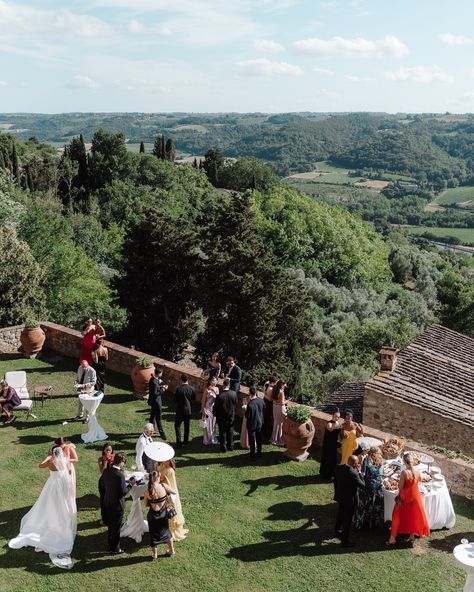 Things we loved about our wedding reception & cocktail hour 🤍🎻✨ 1. Having a moment as husband and wife taking in the dinner setting before our guests were seated 2. Making our wedding cake during dinner: a traditional Italian millefeuille cake 3. The beautiful table setting and the dreamiest stationary by @studio_marieclaire & florals by @paolettonifiori 4. Cocktails and canapés overlooking the Tuscan hills 5. The classical string duo playing during cocktail hour (Bridgerton vibes) 6. L... Cocktail Hour Set Up, Canapes Wedding, Wedding Reception Cocktail, Wedding Reception Cocktail Hour, Bridgerton Vibes, Tuscan Hills, Reception Cocktail, Cocktails And Canapes, Dinner Setting