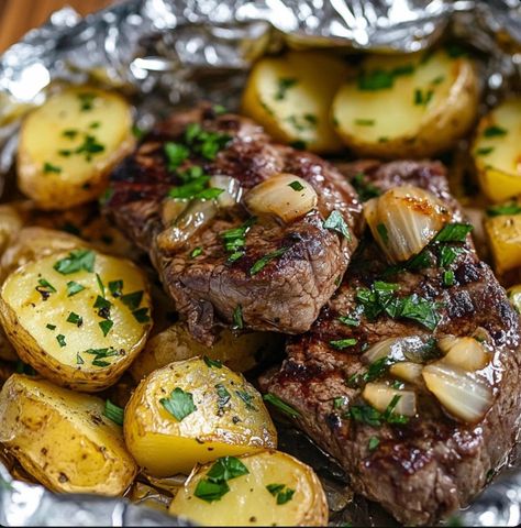 This Garlic Butter Steak and Potato Foil Packets recipe is an easy and delicious meal that’s perfect for grilling, baking, or even cooking over a camp... Check more at https://easyrecipeslife.com/garlic-butter-steak-2/ Potato Foil Packets, Foil Packet Potatoes, Garlic Steak, Foil Pack Meals, Foil Packs, Rachael Ray Recipes, Butter Steak, Foil Packet Meals, Garlic Butter Steak