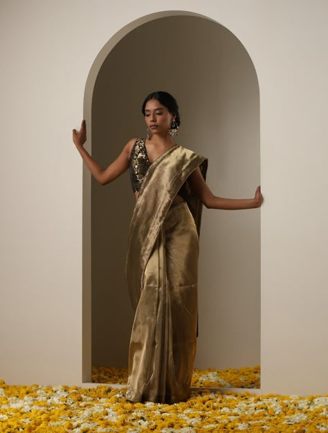 Banarasi Handwoven Tissue Silk Plain Saree Luxury Banarasi Silk Pre-draped Saree With Sheer Dupatta, Luxury Yellow Tussar Silk Pre-draped Saree, Luxury Cream Tissue Silk Dupatta, Tissue Banarasi Saree, Onion Color Saree, Tissue Saree Look, Tissue Kanchipuram Silk Saree, Styling Saree, Raw Mango Sarees