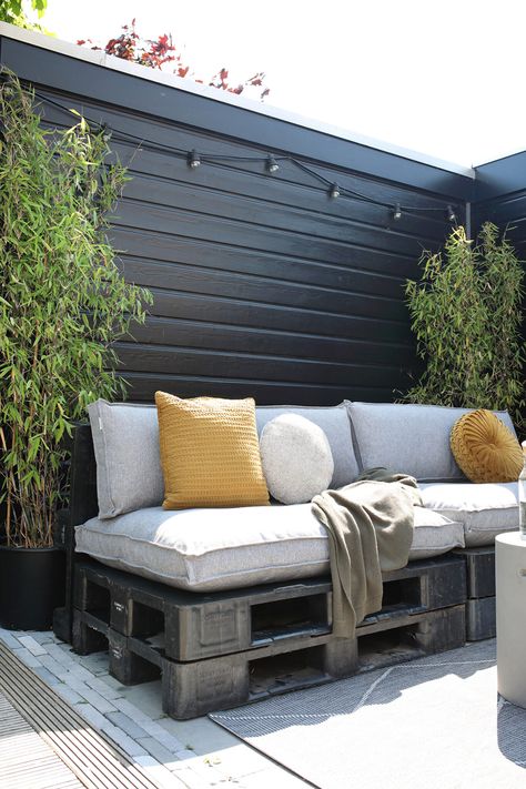 Creëer je eigen staycation-paradijs met een palletbank - vtwonen - studio1967 Pallet Lounge, Backyard Inspiration, Garage Bar, French Garden, Backyard Ideas, Outdoor Sectional Sofa, House Inspiration, Garden Inspiration, Essie