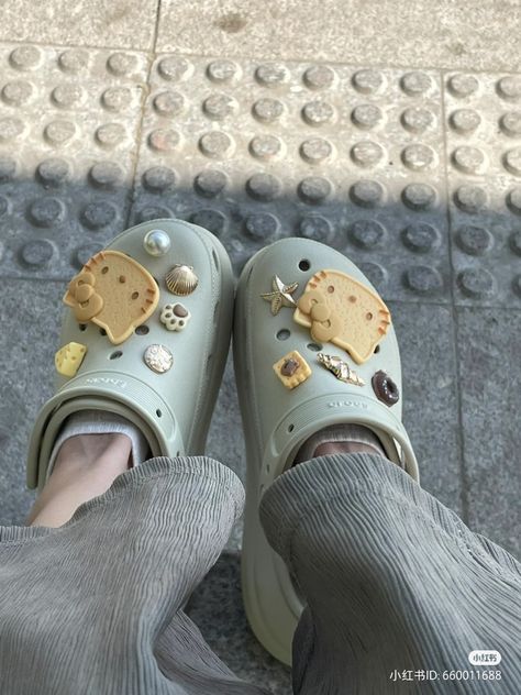 Cool Jibbitz, Crocs Decor Ideas, Crocs Decorations, Aesthetic Crocs, Crocs Aesthetic, 귀여운 음식 그림, Crocs Fashion, Crocs Jibbitz, Dr Shoes