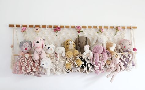 Stuffed Animal Display, Macrame Baby Room, Teddy Storage, Stuffed Animal Displays, Stuffed Animal Hammock, Kids Bedroom Storage, Soft Toy Storage, Macrame Baby, Toy Hammock