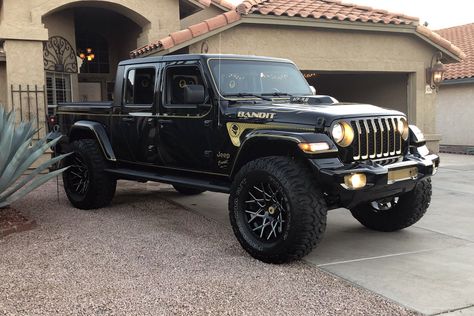 Custom Jeep Rubicon, Jeep Gladiator Custom, Jeep Custom, Chivas Wallpaper, Rough Country Suspension, Dome Lamp, Black Freedom, Black Jeep, Custom Jeep