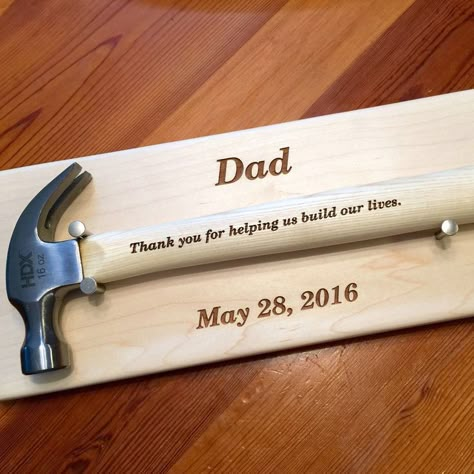 Hammer Holder, Diy Gifts For Dad, Display Wall, Foto Tips, Great Father, Fathers Day Crafts, Holiday Paper, Holiday Gift Wrap, Groom Gift