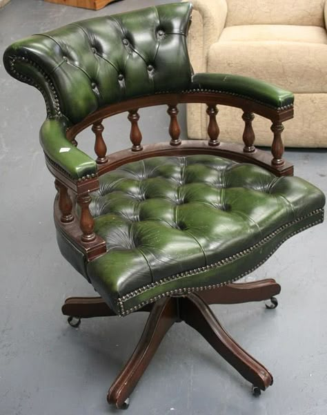 Chesterfield Living Room, Captains Chair, Lost Property, Vintage Furniture Design, Modern Sofa Set, Antique Green, Dark Home, Sofa Set Designs, Sofa Sets