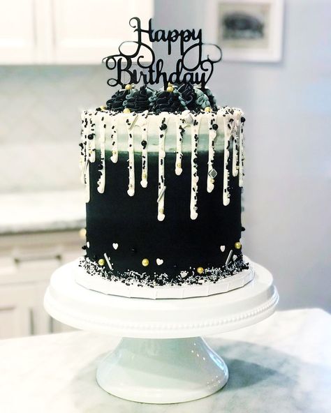 Black and white sprinkle drip cake Black Drip Cake, Choc Drip Cake, Boys 18th Birthday Cake, Birthday Drip Cake, Black And White Birthday, Mario Birthday Cake, White Birthday Cakes, Candy Birthday Cakes, Unique Birthday Cakes