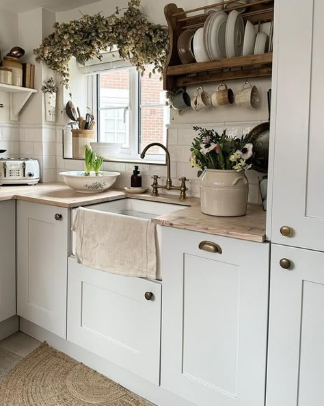 Cottage Feel Kitchen, Small Cottage Kitchen Inspiration, Seaside House Interior, Small Country Kitchen Ideas, Small Vintage Kitchen, Cottagecore Kitchen Ideas, Cottage Kitchen Interior, Small Country Kitchen, Cottagecore Kitchens