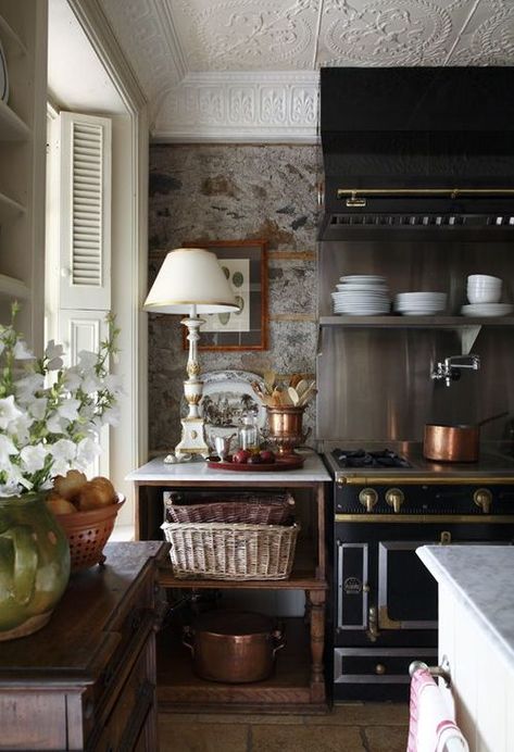 Photo (FleaingFrance.com) French Country Kitchen Designs, Country Kitchen Designs, French Country Kitchens, Ivy House, Country Kitchen Decor, French Country Kitchen, English Country House, Country Style Homes, Cottage Kitchen