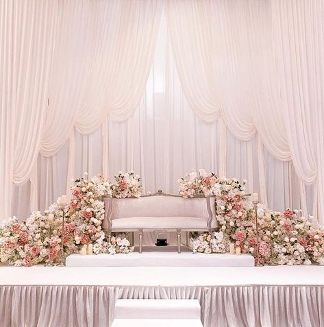 Pelamin English Style, Pelamin Minimalist Dewan, Pastel Pelamin, Wedding Dais Pelamin, Backdrop Ideas For Wedding, Pelamin Decoration, Pelamin Idea, Wedding Pelamin, Pelamin Nikah